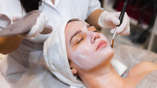The Secret to Youthful Skin: Regular Facials Explained !