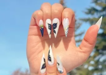 Queen nails & bar