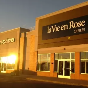 la Vie en Rose Outlet South Trail Crossing
