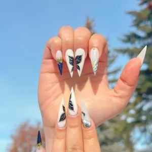 Queen nails & bar
